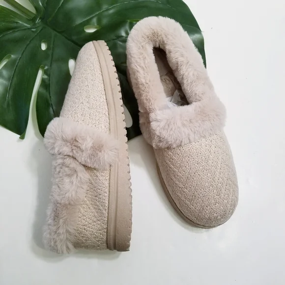 Skechers slippers top size 7